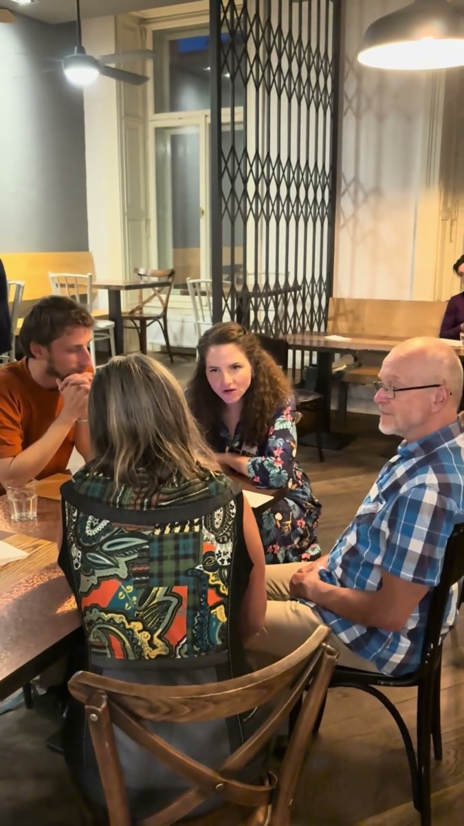 Podnikatelé v rozhovoru u stolu na networkingu FINE Club